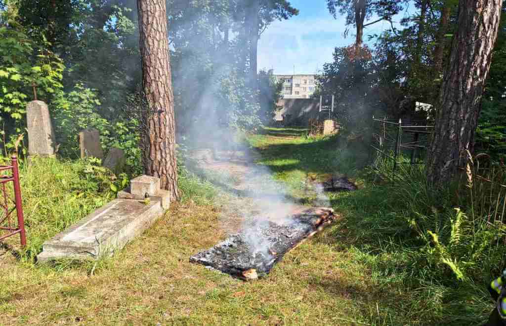 Загорелся матрац на кладбище в Барановичах МЧС